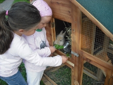 Kinder mit Kaninchen